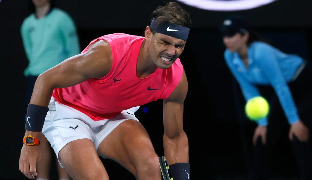 Petenis Spanyol, Rafael Nadal bereaksi saat menghadapi Dominic Thiem dari Austria pada perempat final Australia Terbuka di Melbourne, Australia, Rabu (29/1/2020). Nadal tumbang dari Dominic Thiem 6-7(3), 6-7(4), 6-4, 6-7(6). (AP Photo/Andy Wong)