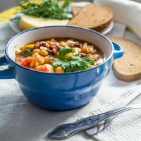 Sup ayam memiliki berbagai kandungan yang baik bagi kesehatan tubuh, seperti kalori, vitamin, dan protein. (Foto/dok: Pexels/NavadaRa)