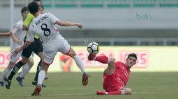 Aksi pemain Bahrain U-23, Jasim Alsalama (kanan0 menghalau bola dari kaki pemain Korea Utara U-23 pada laga PSSI Anniversary Cup 2018 di Stadion Pakansari, Bogor, (03/5/2018). Bahrain unggul sementara 1-0. (Bola.com/Nick Hanoatubun)