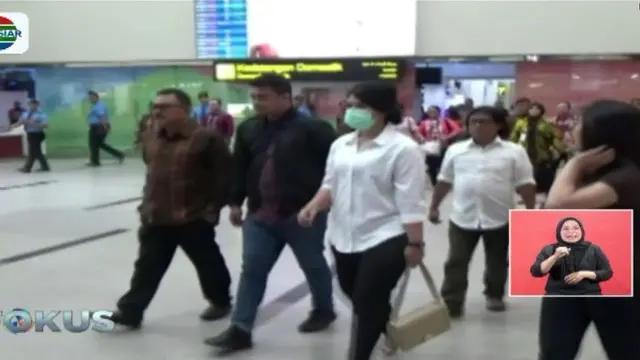 Kedatangan Kahiyang dan Bobby di Bandara Kualanamu, Medan, pada Minggu (19/11) siang disambut keluarga dengan upacara adat.