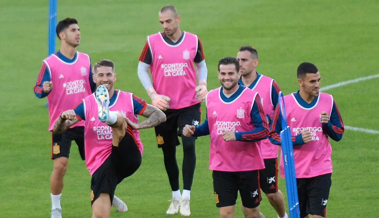 Pemain Spanyol melakukan pemanasan saat latihan jelang melawan Inggris di laga lanjutan Liga A Grup 4 UEFA Nations League 2018 di stadion Benito Villamarin, Sevilla (14/10). Kemenangan akan meloloskan Spanyol ke putaran final. (AFP Photo/Cristina Quicler)