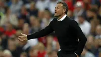 Pelatih Spanyol, Luis Enrique, memberikan instruksi kepada anak asuhnya saat melawan Inggris pada laga UEFA Nation League di Stadion Wembley, London, Sabtu (8/9/2018). Inggris kalah 1-2 dari Spanyol. (AFP/Adrian Dennis)