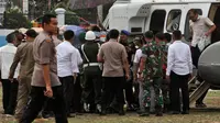 Personel TNI mengevakusi Menko Polhukam Wiranto ke dalam helikopter usai diserang orang tak dikenal di Pandeglang, Banten, Kamis (10/10/2019). Sempat dilarikan ke RS Berkah untuk mendapatkan petolongan, Wiranto kini dibawa ke RSPAD Gatot Subroto, Jakarta. (AP Photo/Rafsanjani)