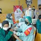 Pemberian vaksin kepada warga di Pekanbaru untuk mengantisipasi gelombang ketiga Covid-19 di Riau. (Liputan6.com/M Syukur)