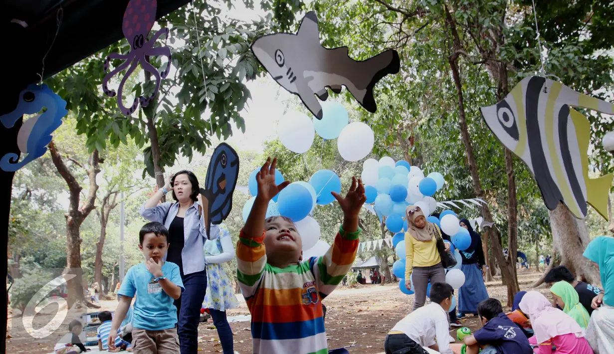 Pengunjung menyaksikan festival laut 2015 di taman Kridaloka,  Senayan, Jakarta, Sabtu (19/9/2015). Festival bertujuan untuk mengenalkan dunia laut Indonesia kepada masyarakat serta untuk menjaganya. (Liputan6.com/Angga Yuniar)