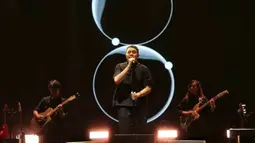 Festival Ramadan terbesar di Jakarta persembahan KapanLagi Youniverse (KLY) ini sukses menyedot perhatian puluhan ribu pengunjung yang memadati area Stadion Madya, Kompleks Gelora Bung Karno, Senayan, Jakarta, Minggu 1 Maret 2026. Tampak dalam foto, penyanyi, Tulus saat tampil pada hari kedua gelaran KapanLagi Buka Bareng (KLBB) Festival 2026 di Stadion Madya, Kompleks Gelora Bung Karno, Senayan, Jakarta, Minggu 1 Maret 2026. (Fimela.com/Adrian Putra)