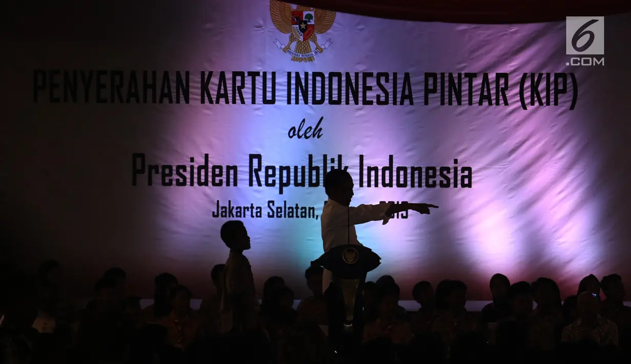 Presiden Joko Widodo (Jokowi) berdialog dengan siswa saat penyerahan Kartu Indonesia Pintar (KIP) di SLB Negeri Pembina, Jakarta, Rabu (6/3). Jokowi membagikan 3.300 KIP untuk pelajar di wilayah Jakarta Selatan. (Liputan6.com/Angga Yuniar)