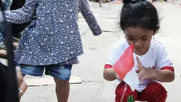 Anak Ayu Ting Ting, Bilqis Khumaira Rozak memasukkan bendera ke dalam botol saat lomba memindahkan bendera di kawasan Depok, Jawa Barat, Kamis (17/8). Lomba tersebut digelar untuk menyambut HUT ke-72 Kemerdekaan RI. (Liputan6.com/Herman Zakharia)