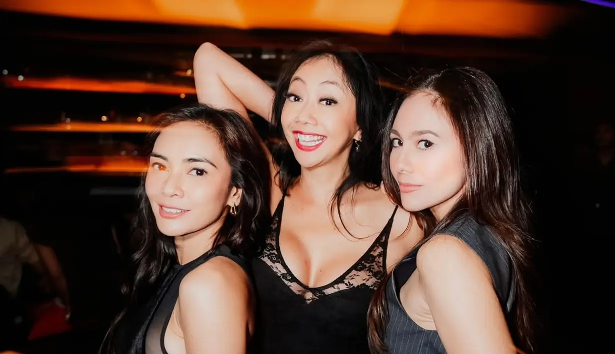Seperti potret ini di mana ketiganya kompak dengan atasan sleeveless dan celana. Asri Welas dan Masayu Anastasia kenakan atasan semi transparan yang serupa [@wulanguritno]