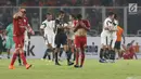 Pemain depan Persija, Marko Simic (kiri) memegang kepala saat dikalahkan Madura United pada lanjutan Go-Jek Liga 1 Indonesia 2018 bersama Bukalapak di Stadion GBK Jakarta, Sabtu (12/5). Persija kalah 0-2. (Liputan6.com/Helmi Fithriansyah)