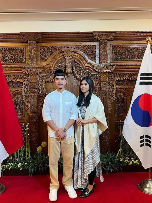 Keduanya juga menikmati momen Idul Adha di Korea Selatan dengan pakaian serba putih yang serasi. [Instagram/kaesangp/erinagudono]