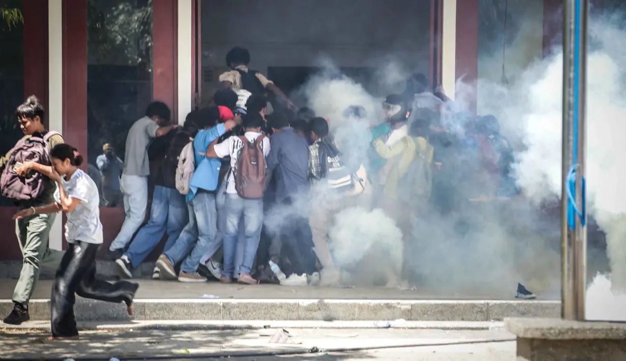 Awalnya aksi berlangsung damai. Namun, situasi memanas setelah sejumlah pengunjuk rasa melempar batu ke arah gedung parlemen hingga merusak beberapa mobil. (VALENTINO DARIELL DE SOUSA/AFP)