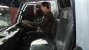 Ahok saat menaiki dan mencoba truk sampah sumbangan Asosiasi Perusahaan Minyak tersebut, Jakarta, (18/9/14). (Liputan6.com/Herman Zakharia) 
