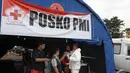 Tim dari PMI melakukan persiapan guna membawa jenazah korban kecelakaan pesawat QZ8501 yang tiba dari KRI Banda Aceh untuk dipindahkan ke RS Sultan Imanuddin di Lanud Iskandar Pangkalan Bun, Kalteng, Rabu (7/1/2015).(Liputan6.com/Andrian M Tunay)