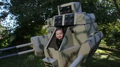 Bocah bernama Geraint tampak tersenyum saat ia bersama ayahnya memakai kostum Halloween yang diberi judul MechWarrior Halloween (Imgur.com)
