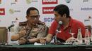 Kapolri, Tito Karnavian berbincang dengan Maruarar Sirait, saat konpers jelang final Piala Presiden 2018 di Hotel Sultan, Jakarta, Kamis (15/2/2018). Final dan semifinal Piala Presiden 2018 akan digelar di SUGBK Jakarta. (Bola.com/M Iqbal Ichsan)