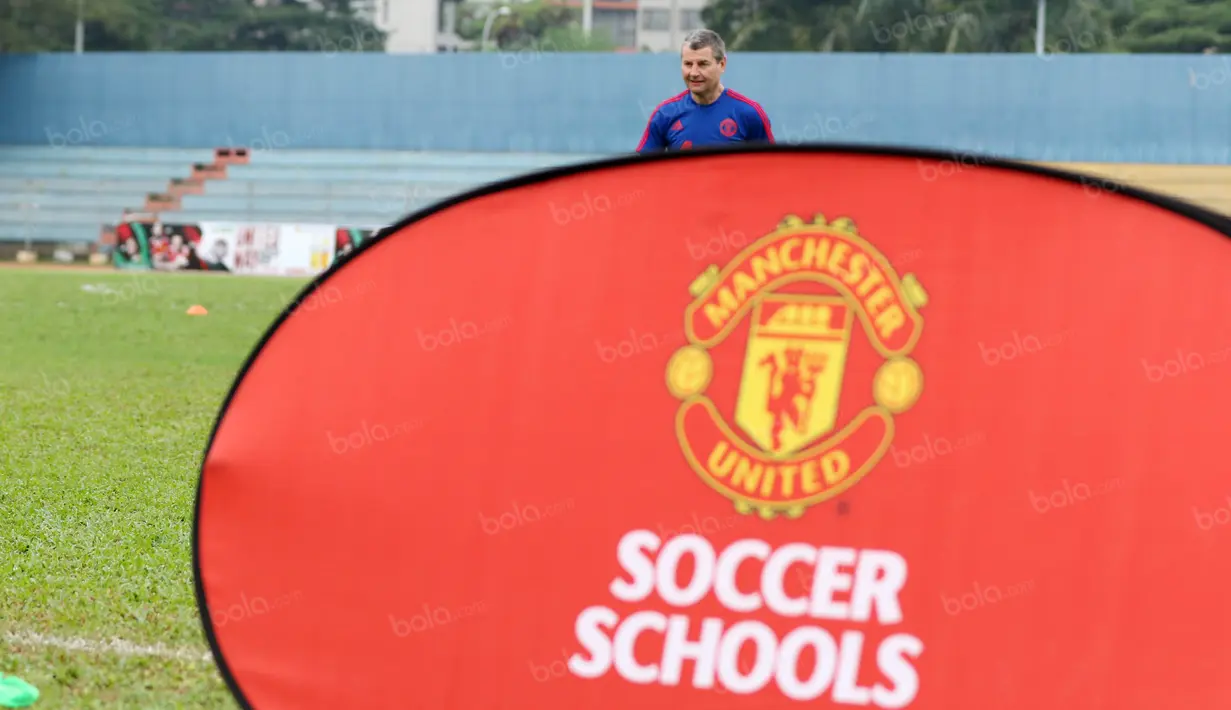 Legenda Manchester United, Denis Irwin melakukan pemanasan sebelum bertanding pada acara United Way Coaching Clinic You C 1000 di Stadion Soemantri Brojonegoro, Jakarta, Sabtu (7/5/2016). (Bola.com/Nicklas Hanoatubun)