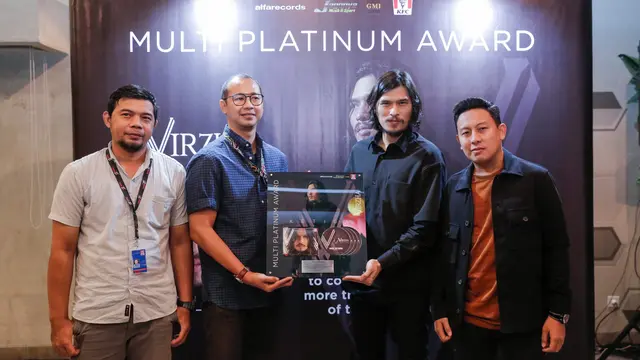[Fimela] Virzha dapat penghargaan Multi Platinum Award