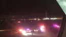 Gambar yang diambil seorang penumpang dari atas pesawat Air France 65 menunjukkan petugas memenuhi bandara Salt Lake City usai pesawat tersebut mendarat darurat setelah adanya ancaman bom, Utah, Selasa (17/11). (REUTERS/Keith Rosso)