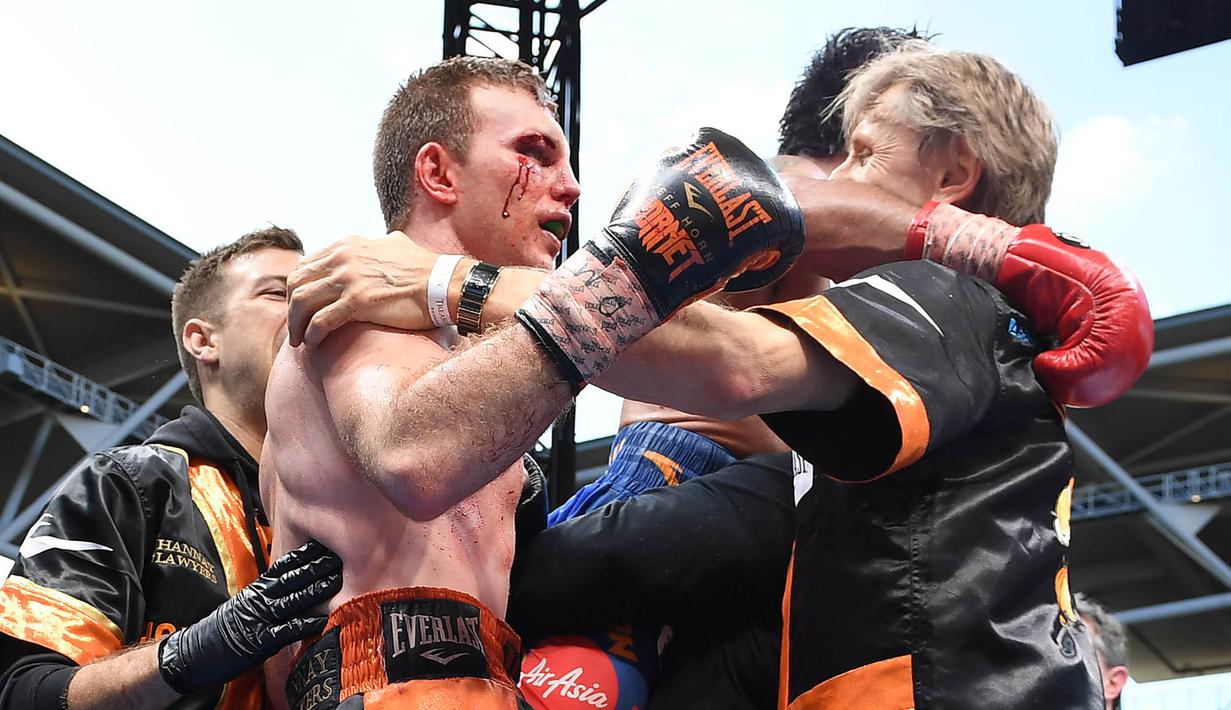 Petinju Australia, Jeff Horn, melakukan selebrasi usai berhasil mengalahkan petinju Filipina, Manny Pacquiao di Stadion Suncorp, Brisbane, Australia, Minggu (2/7/2017). Jeff Horn berhasil merebut sabuk juara kelas welter versi WBO. (EPA/Dave Hunt)