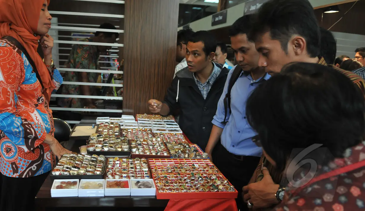 Sejumlah pengunjung memadati pameran Batu Mulia bertajuk "Demam Batu" di Plaza Pameran Kementerian Perindustrian, Jakarta, Selasa (21/4/2015). Pameran yang diikuti 24 provinsi di Indonesia itu berlangsung mulai dari 21-24 April. (Liputan6.com/Johan Tallo)