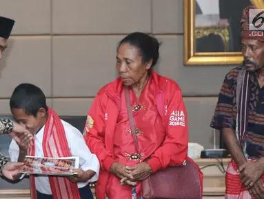Yohanes “Joni” Ande Kalla menerima penghargaan dan piagam dari Mendikbud Muhadjir Effendy di Jakarta, Senin (20/8). Joni mendapat beasiswa pendidikan atas aksi patriotnya memanjat tiang bendera pada peringatan HUT ke-73 RI. (Liputan6.com/Herman Zakharia)