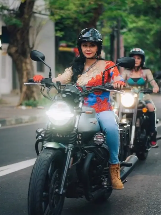 Asri Welas dan moge (Instagram/asri_welas)