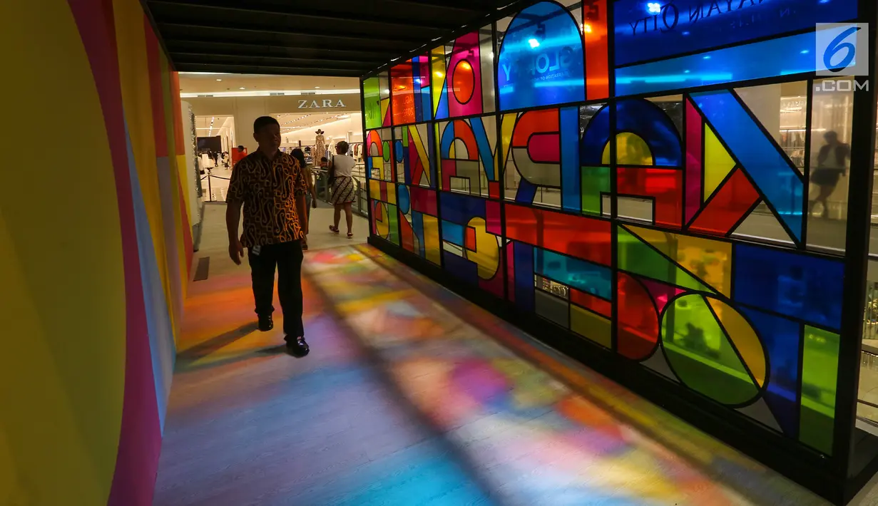 Pengunjung melintas pada lorong instalasi seni dalam pameran seni KARYA KITA di Senayan City, Jakarta, Jumat (16/8/2019). Menyambut HUT Kemerdekaan RI pameran seni yang mengusung tema Mosaic of Diversity berlangsung pada 17 - 25 Agustus 2019 (Liputan6.com/Fery Pradolo)