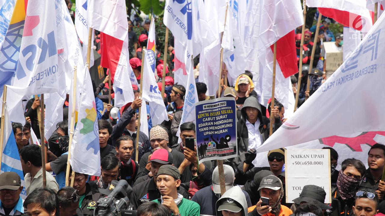 Massa Buruh Kepung Balai Kota DKI