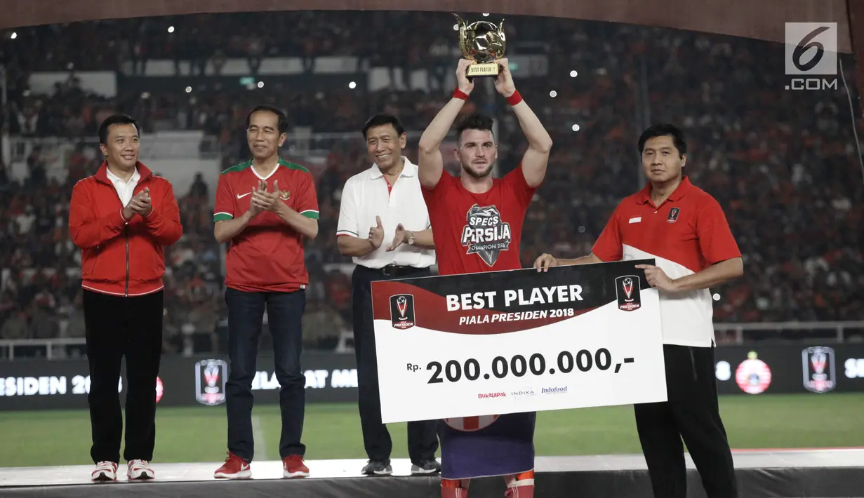 Ketua SC, Maruarar Sirait memberikan penghargaan kepada Striker Persija Jakarta, Marko Simic sebagai pemain terbaik Piala Presiden 2018 di Stadion Utama GBK, Senayan, Jakarta, Sabtu (17/2). Persija menang 3-0 atas Bali United. (Liputan6.com/Arya Manggala)