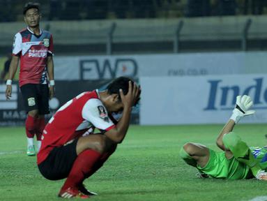 Ekspresi kesedihan pemain Persiba Balikpapan setelah kalah dari Persib dalam turnamen Piala Presiden 2015 di Stadion Si Jalak Harupat, Bandung. Rabu (2/9/2015). (Bola.com/Peksi Cahyo)