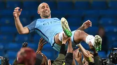 Bek Manchester City, Pablo Zabaleta dilemparkan ke udara oleh rekan-rekannya usai pertandingan melawan West Bromwich Albion di Liga Inggris di Stadion Etihad, Manchester,(16/5). Zabaleta direkrut City pada Agustus 2008. (AFP Photo/Anthony Devlin)