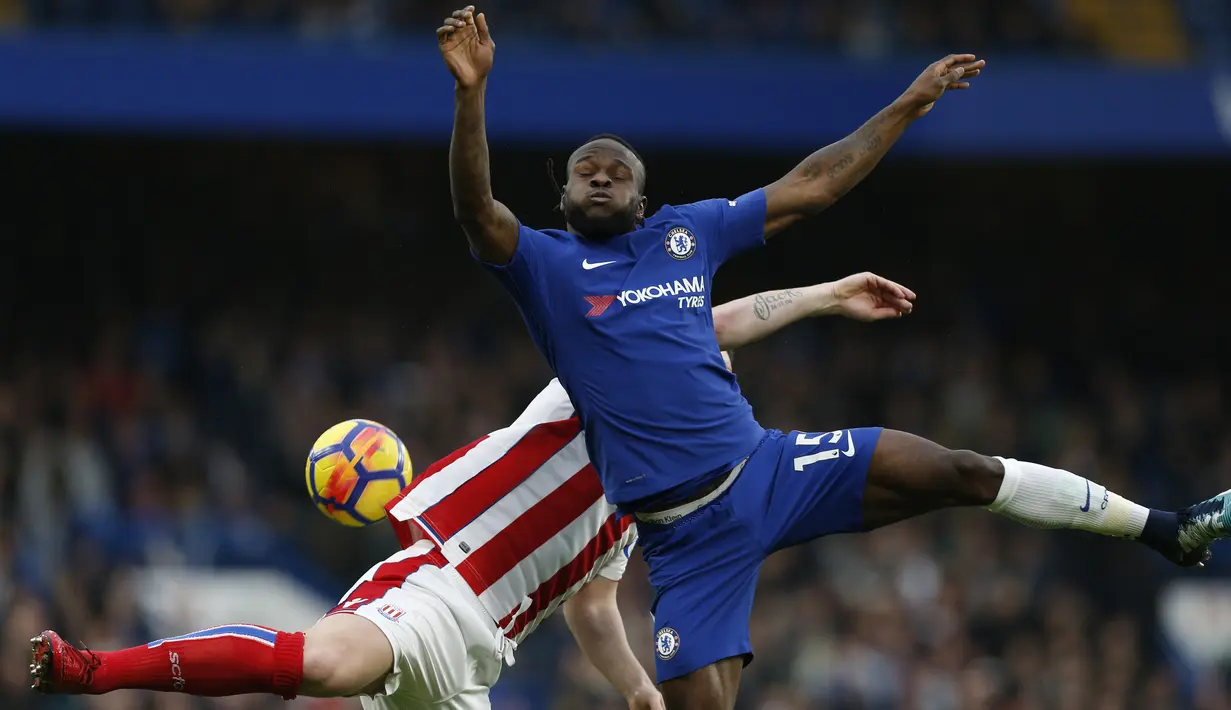 Aksi pemain Chelsea, Victor Moses (kanan) melakukan duel dengan pemain Stoke City, Charlie Adam pada lanjutan Premier League di Stamford Bridge, London (30/12/2017). Chelsea menang 5-0. (AFP/Ian Kington)