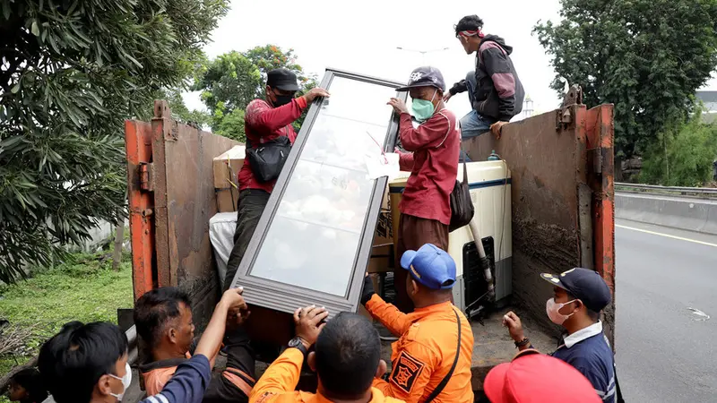 Sejumlah perabot milik warga 1001 malam Surabaya mulai dievakuasi. (surabaya.go.id)