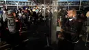 <p>Orang-orang mengantre untuk check-in di Bandara Internasional Los Angeles, Los Angeles, Amerika Serikat, 19 Desember 2022. Liburan Natal dan Tahun Baru bagi sebagian warga Amerika Serikat dan Eropa tahun ini menghadirkan kekhawatiran karena tekanan ekonomi. (AP Photo/Jae C. Hong)</p>
