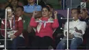 Ibu Negara, Iriana Joko Widodo (tengah) saat menyaksikan laga final bulutangkis beregu putra Asian Games 2018 antara Indonesia melawan China di Istora Kompleks GBK, Jakarta, Rabu (22/8). Indonesia kalah dari China 1-3. (Liputan6.com/Helmi Fithriansyah)