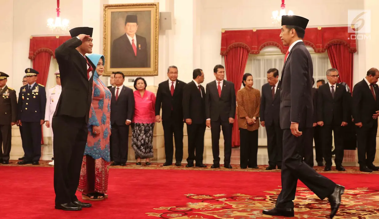 Irjen (Pol) Heru Winarko memberikan salam hormat kepada Presiden Joko Widodo (Jokowi) seusai acara pelantikan Kepala BNN di Istana Negara, Jakarta, Kamis (1/3). Sebelumnya, Irjen Heru menempati jabatan Deputi Penindakan KPK. (Liputan6.com/Angga Yuniar)