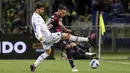 Pemain Bologna Mitchell Dijks (kanan) menendang bola saat melawan Sampdoria pada pertandingan Serie A di Stadion Renato Dall'Ara, Bologna, Italia, 11 April 2022. Bologna menang 2-0. (Michele Nucci/LaPresse via AP)