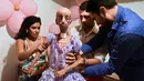 Magali Gonzalez Sierra didandani sebelum merayakan ulang tahun ke-15 di El Cabuyal, Kolombia, 16 Januari 2016. Magali menderita progeria, sebuah kelainan genetik yang membuat gadis kecil itu memiliki tubuh setara wanita berusia 90 tahun. (AFP/LUIS ROBAYO)