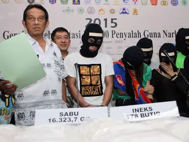 Sejumlah tersangka diamankan Badan Nasional Narkotika (BNN) saat saat rilis penangkapan 16,4 kg Shabu dan 778 butir Pil inex di gedung Badan Nasional Narkotika (BNN), Jakarta, Jumat (22/5/2015). (Liputan6.com/Helmi Afandi)