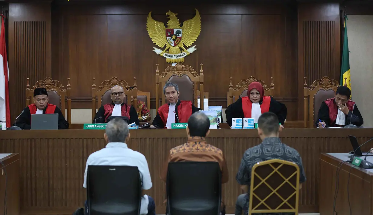 Tiga terdakwa kasus dugaan korupsi tata kelola minyak mentah saat mengikuti sidang pembacaan tuntutan di Pengadilan Tindak Pidana Korusi (Tipikor), Jakarta, Kamis (23/4/2026). Tiga terdakwa terkait kasus dugaan korupsi tata kelola minyak mentah dituntut 8 hingga 14 tahun penjara. (Kapanlagi.com/Budy Santoso)