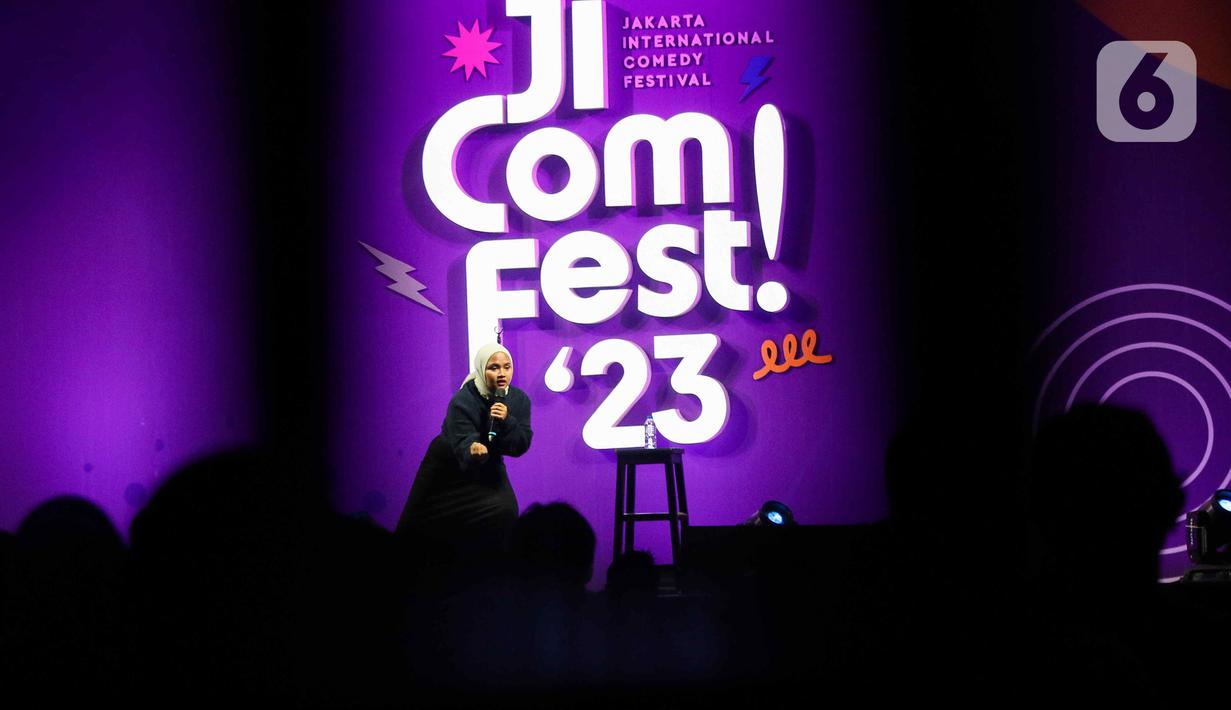 Komika Alma saat tampil dalam acara Jakarta International Comedy Festival (Jicomfest) 2023 di Tennis Indoor Senayan, Jakarta, Sabtu (16/12/2023). (Liputan6.com/Herman Zakharia)