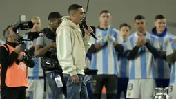 Pemain Argentina, Angel Di Maria memberikan sambutan saat acara perpisahannya dengan timnas Argentina sebelum pertandingan kualifikasi Piala Dunia 2026 melawan Chile di stadion Mas Monumental, Buenos Aires, Argentina, Jumat (06/09/2024) WIB. (AFP/Juan Mabromata)