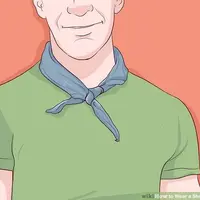 Gaya neckerchief adalah yang paling mudah dilakukan. Lipat syal menjadi dua bagian sampai membentuk segitiga. Gulung syal sampai menjadi satu garis lurus, ikatkan di leher dengan dua kali mengikat bagian ujung agar tidak mudah terlepas. Foto: Wikihow.