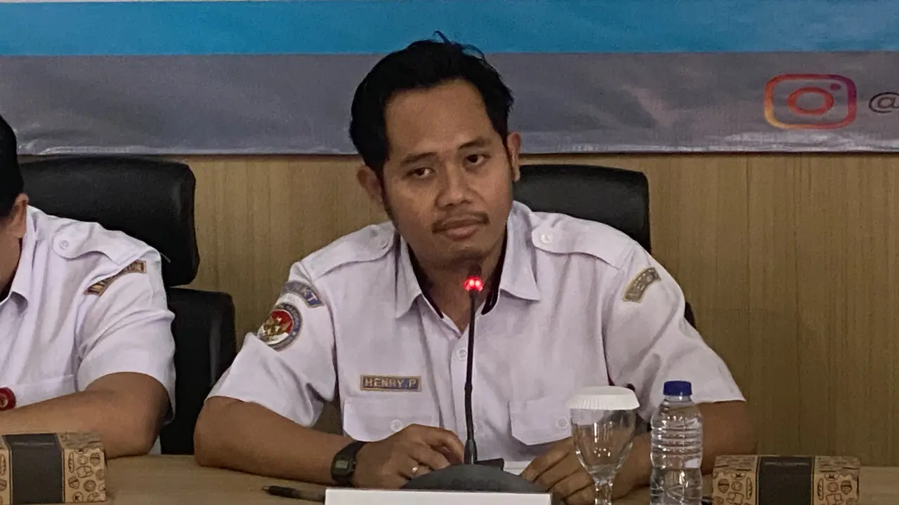 Pelaksana Tugas (Plt.) Subkomite Investigasi Kecelakaan Penerbangan KNKT, Henry Poerborianto saat konferensi pers, di KNKT, Rabu (28/1/2026). (Foto: Liputan6.com/Immanuel Christian)