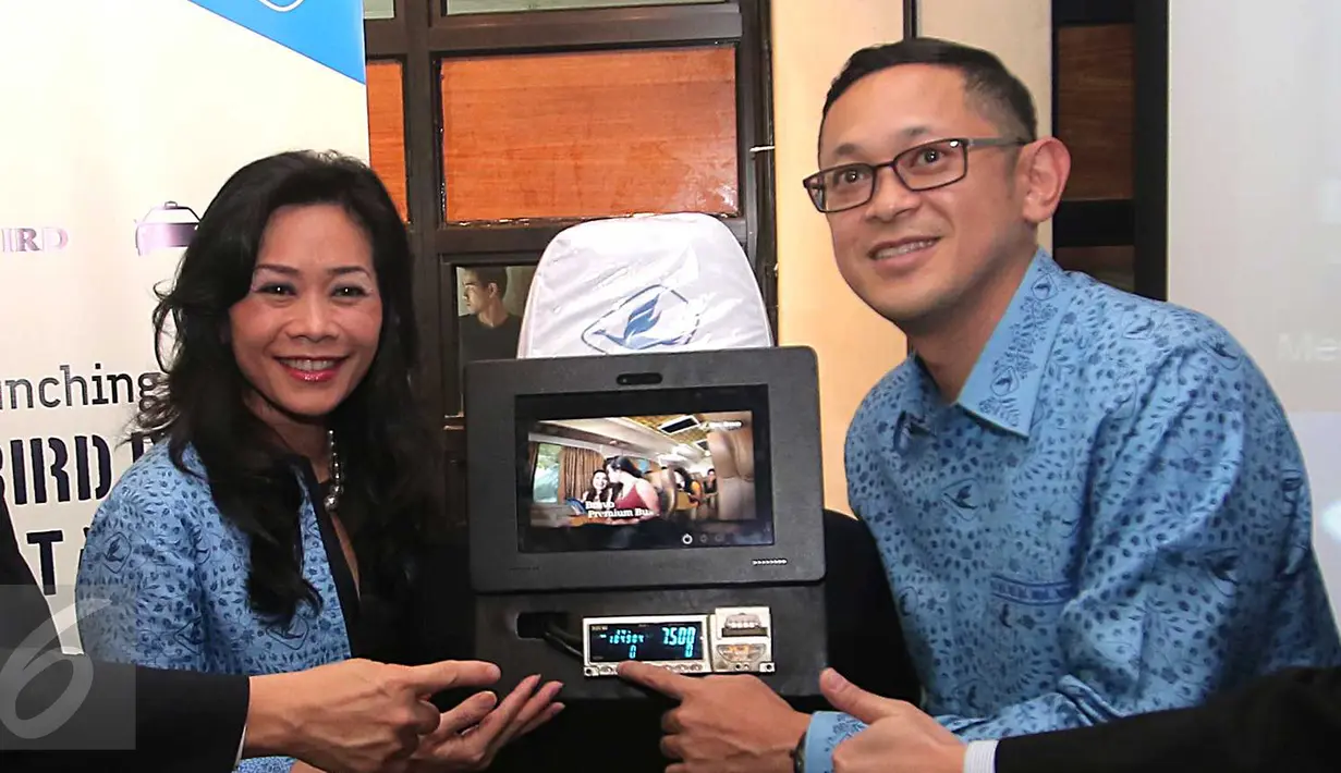 President Director PT Blue Bird Noni S.A Purnomo dan Direktur PT Blue BirdTbk, Andre Djokosoetono saat meluncurkan Blue Bird In-Taxi Intertaiment (ITE) di Jakarta, Rabu (18/11/2015). (Liputan6.com/Angga Yuniar)