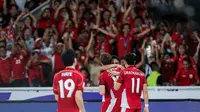 Pemain Timnas Indonesia, Ole Romeny dan Marselino Ferdinan melakukan selebrasi setelah mencetak gol ke gawang Bahrain pada laga kedelapan putaran ketiga Grup C kualifikasi Piala Dunia 2026 di Stadion Utama Gelora Bung Karno, Jakarta, Selasa (25/3/2025) malam WIB. (Bola.com/Bagaskara Lazuardi)