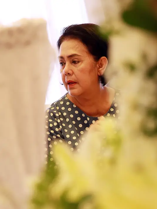 Sang istri, Maria mengungkapkan dua hal keinginan suami yang belum sempat diwujudkan. Yaitu renovasi rumah dan memproduksi lagu-lagu rohani. (Deki Prayoga/Bintang.com)