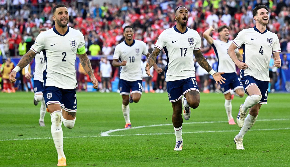 <p>Pemain Inggris merayakan kemenangan atas Swiss pada&nbsp;laga perempat final Euro 2024 di Duesseldorf Arena, Duesseldorf, Jerman, Sabtu (06/07/2024). (AFP/Ina Fassbender)</p>