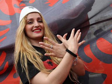 Suporter cantik asal Albania menyaksikan laga Grup A Piala Eropa 2016 melawan Prancis di Stade Velodrome, Prancis, Kamis (16/6/2016). (AFP/Jeam Christophe Magnenet)